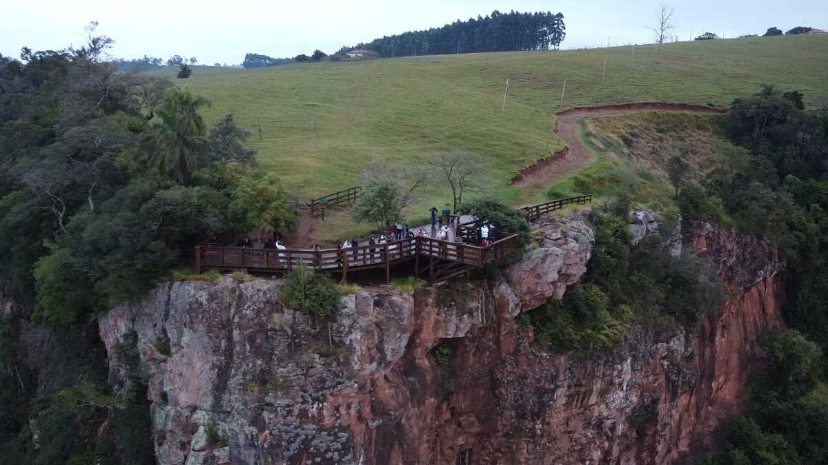 O grande destaque do local é o seu mirante principal, que oferece uma experiência de "flutuação" sobre um paredão cujas escarpas atingem até 60 metros de altura.