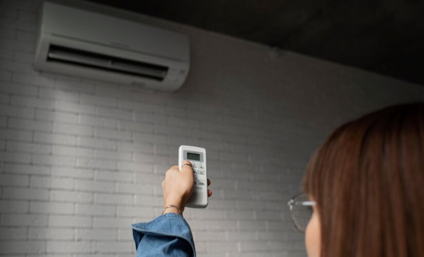 Ventilador e boa circulação ajudam a espalhar o ar frio no cômodo. Foto: Freepik