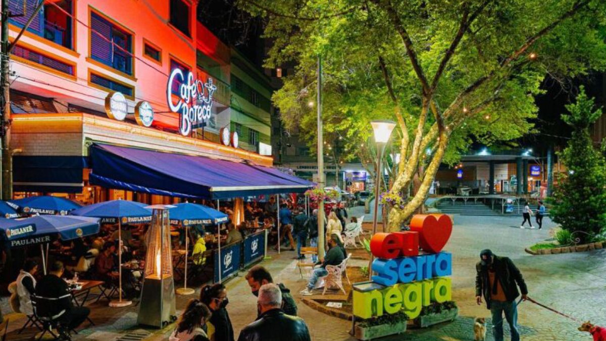 O roteiro funciona bem para viagens curtas, com dias divididos entre fontes, praças, mirantes, cafés e balneários.