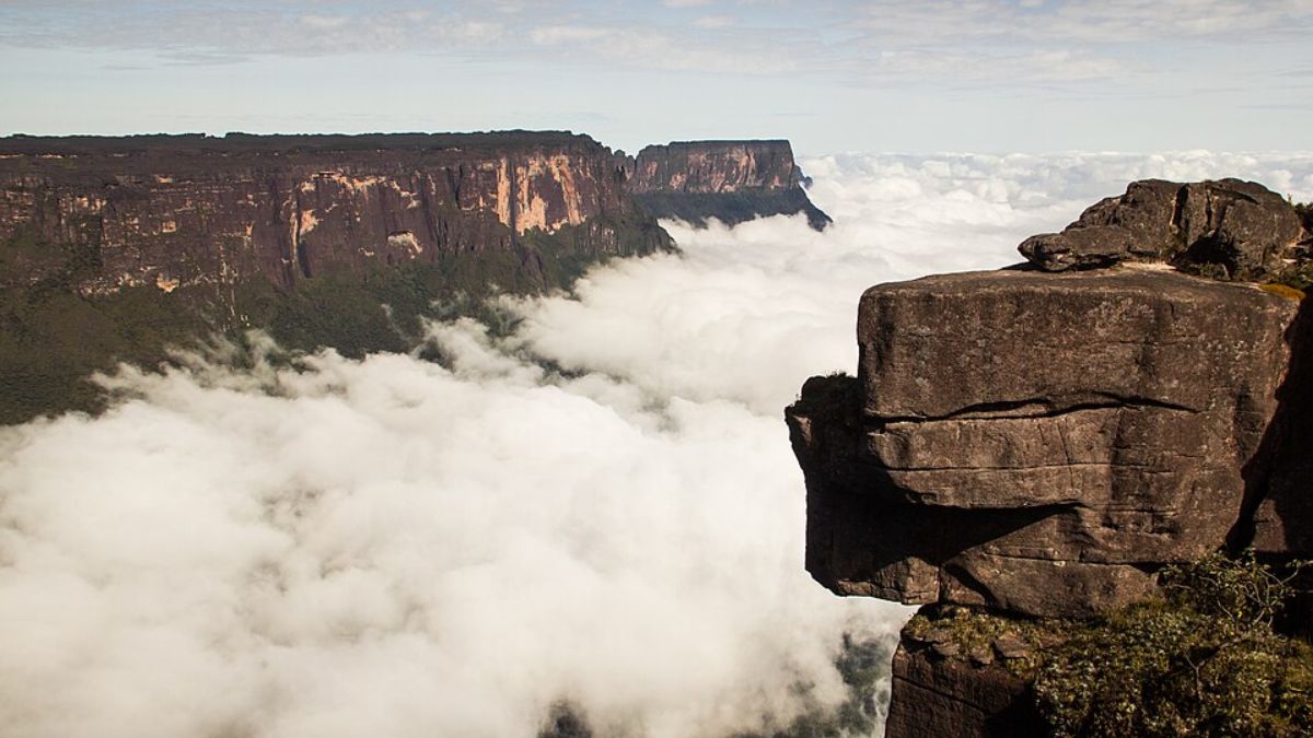 Situado exatamente onde Brasil, Venezuela e Guiana se encontram, esse imenso bloco de pedra guarda cenários de outro mundo (Foto: Wemailrr/Wikimedia Commons)