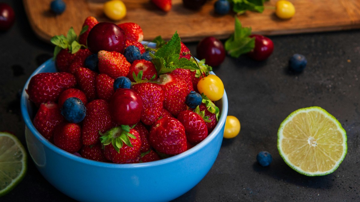 Para montar uma salada com menor teor de frutose, vale priorizar frutas cítricas e frutas vermelhas (Fotos: Pexels)