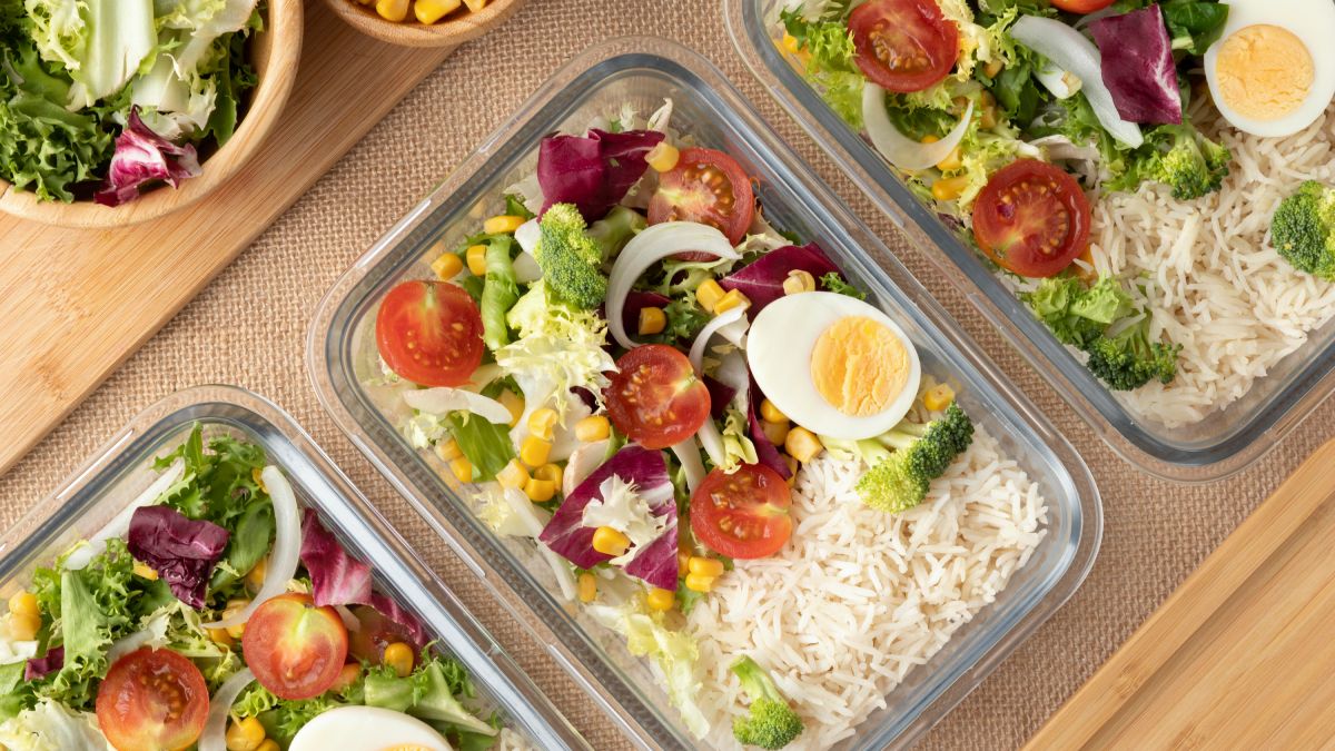 Preparar a própria refeição virou uma estratégia comum para controlar ingredientes e evitar excessos