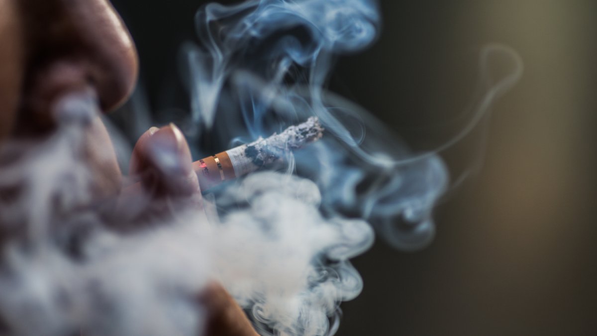 Outra norma importante é a Lei Federal Antifumo no Brasil (12.546/2011), que proíbe o consumo de cigarros em áreas comuns de condomínios, como corredores, elevadores e garagens (Fotos: Freepik)