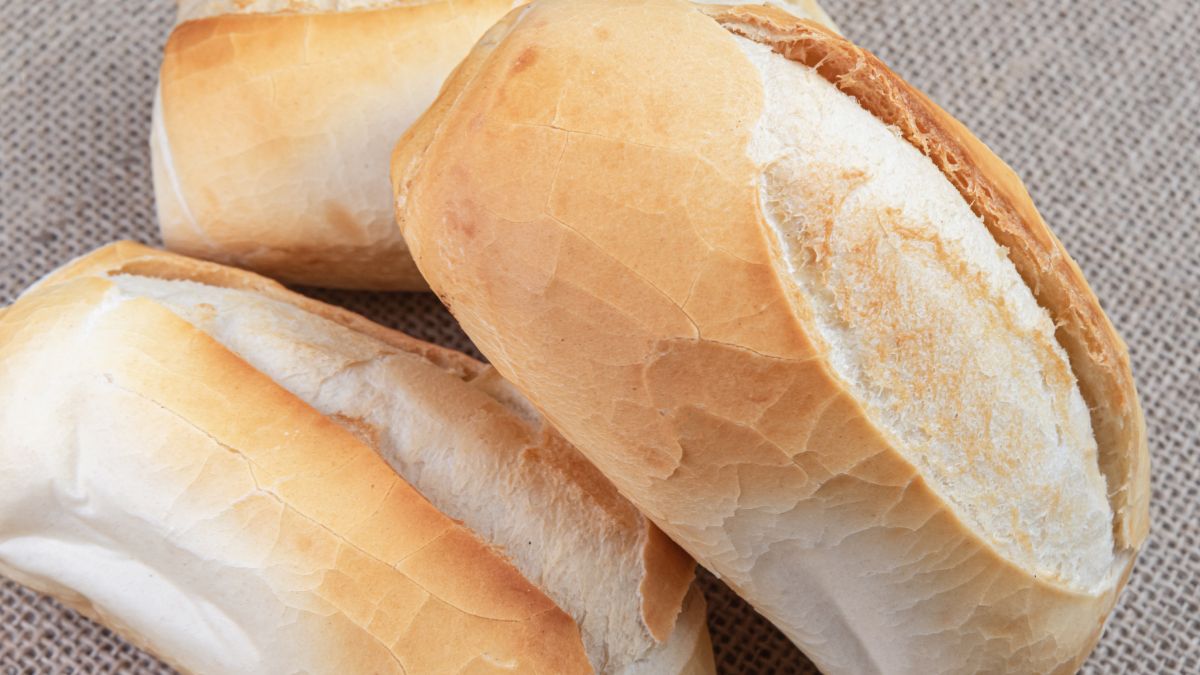 Pão francês tradicional é feito com farinha de trigo refinada, que possui alto índice glicêmico e pode provocar picos rápidos de glicose no sangue