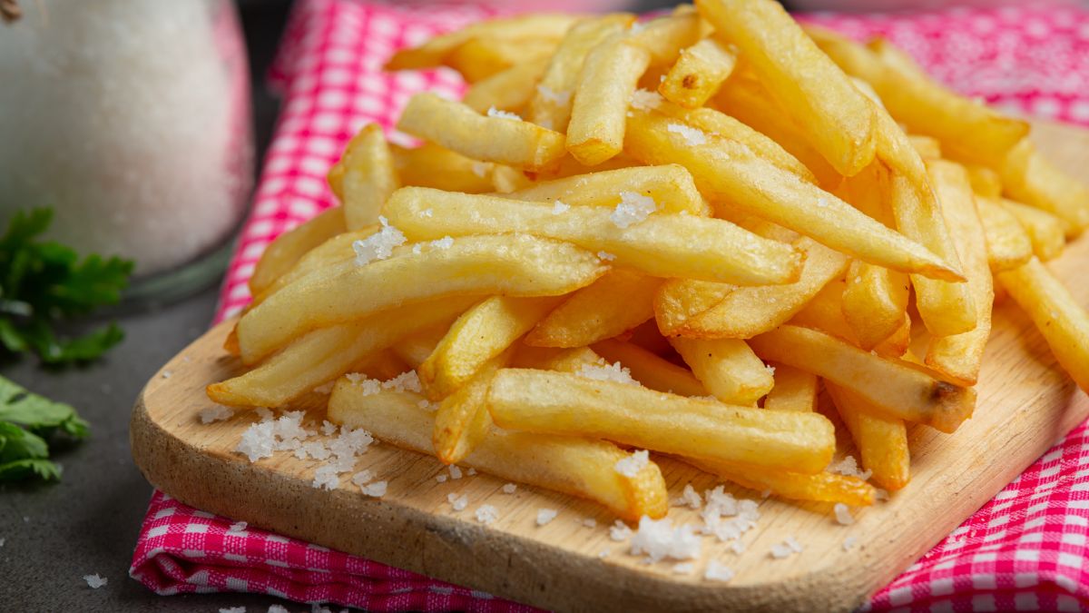 Adicionar um pouco de vinagre ao óleo antes de aquecer é um truque culinário usado para deixar o alimento mais crocante e reduzir a gordura absorvida