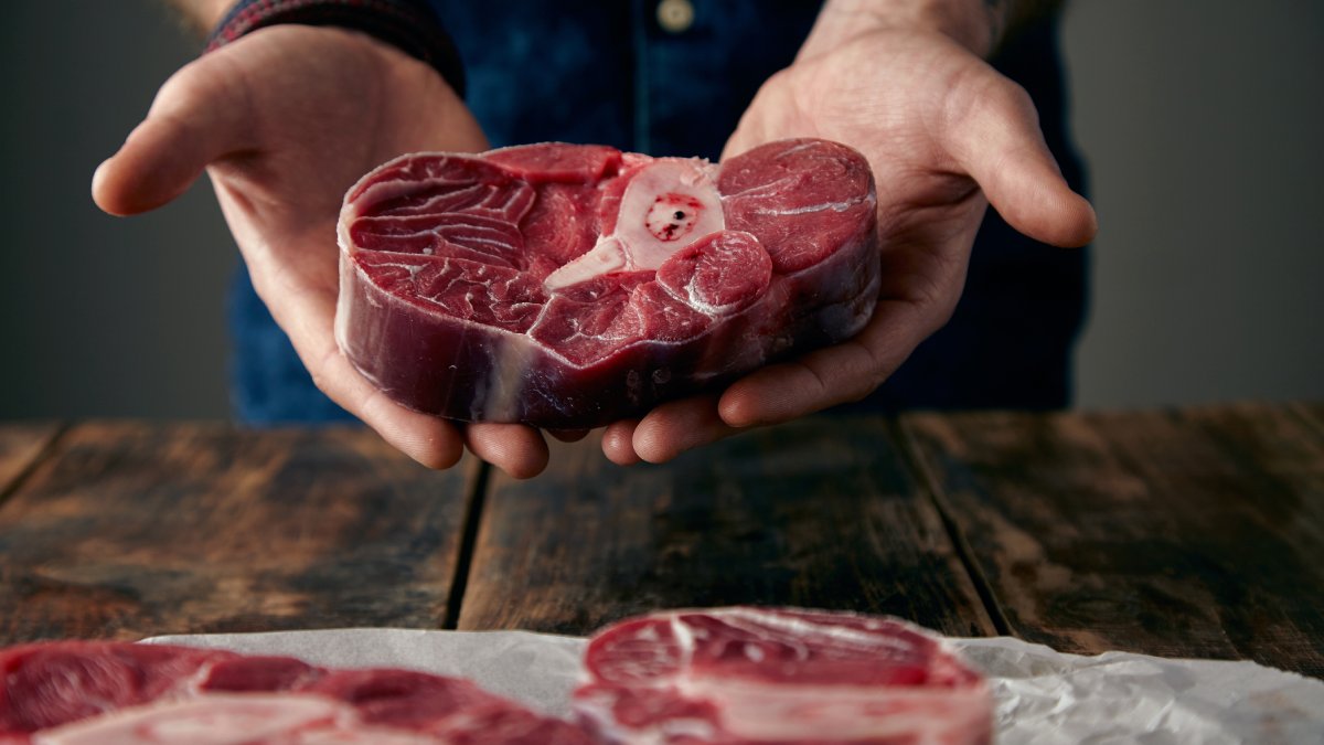 Embora opções como acém e patinho sejam populares, muitos cozinheiros preferem o músculo quando a ideia é obter uma textura macia e suculenta