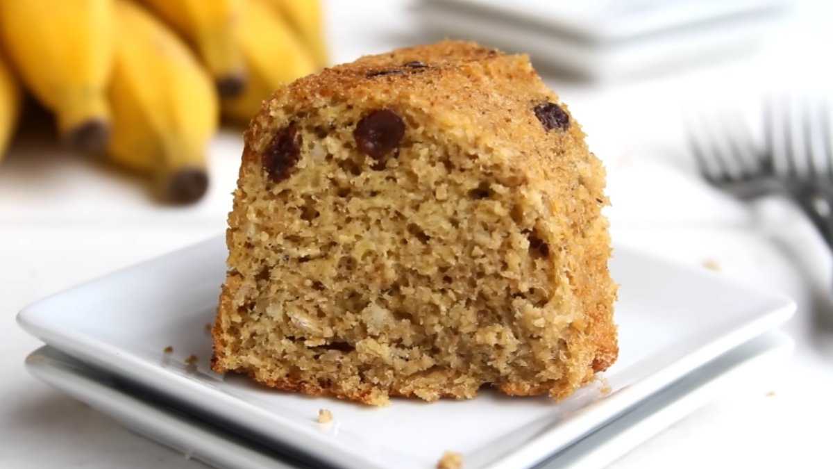 Veja como fazer um bolo de banana saudável para compartilhar em família (Fotos: Reprodução YouTube)