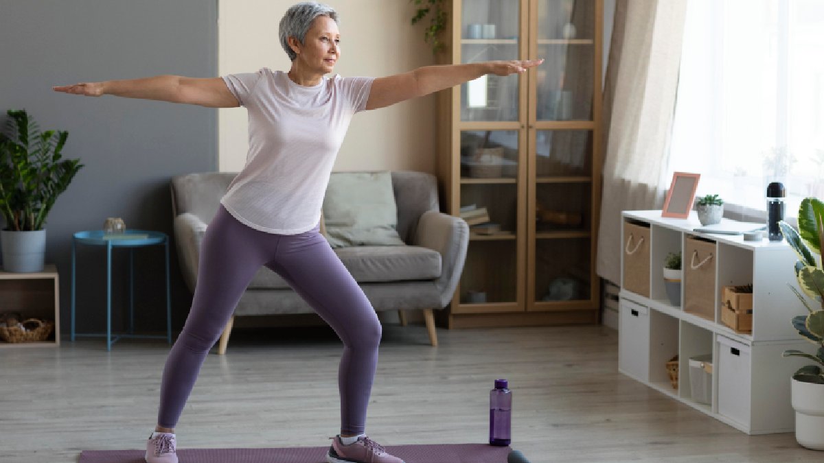 Para conseguir cumprir essas recomendações com segurança, confira a lista de exercícios ideais para a autonomia dos idosos (Fotos: Freepik)