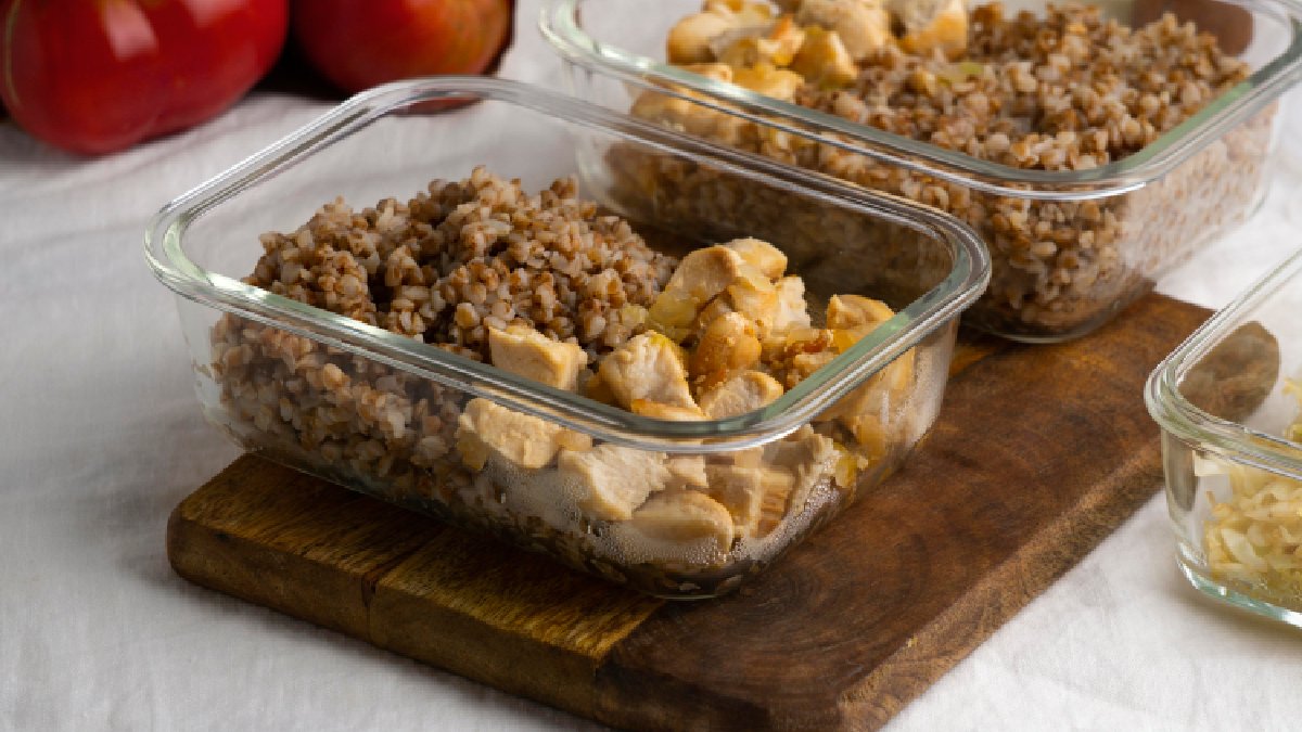 Para ajudar quem prepara refeições antecipadas, a Gazeta reuniu orientações baseadas em especialistas sobre como congelar alimentos da forma correta (Fotos: Freepik)