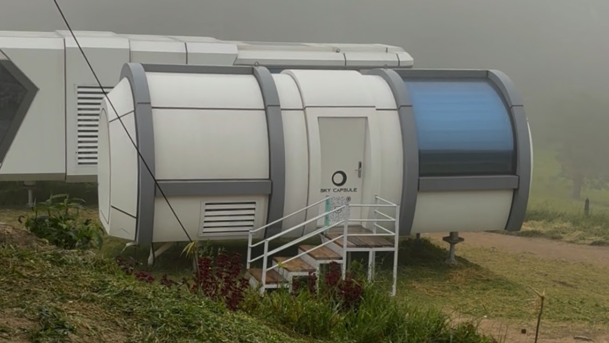 Visão externa da SkyCapsule instalada no Hotel Colina dos Sonhos