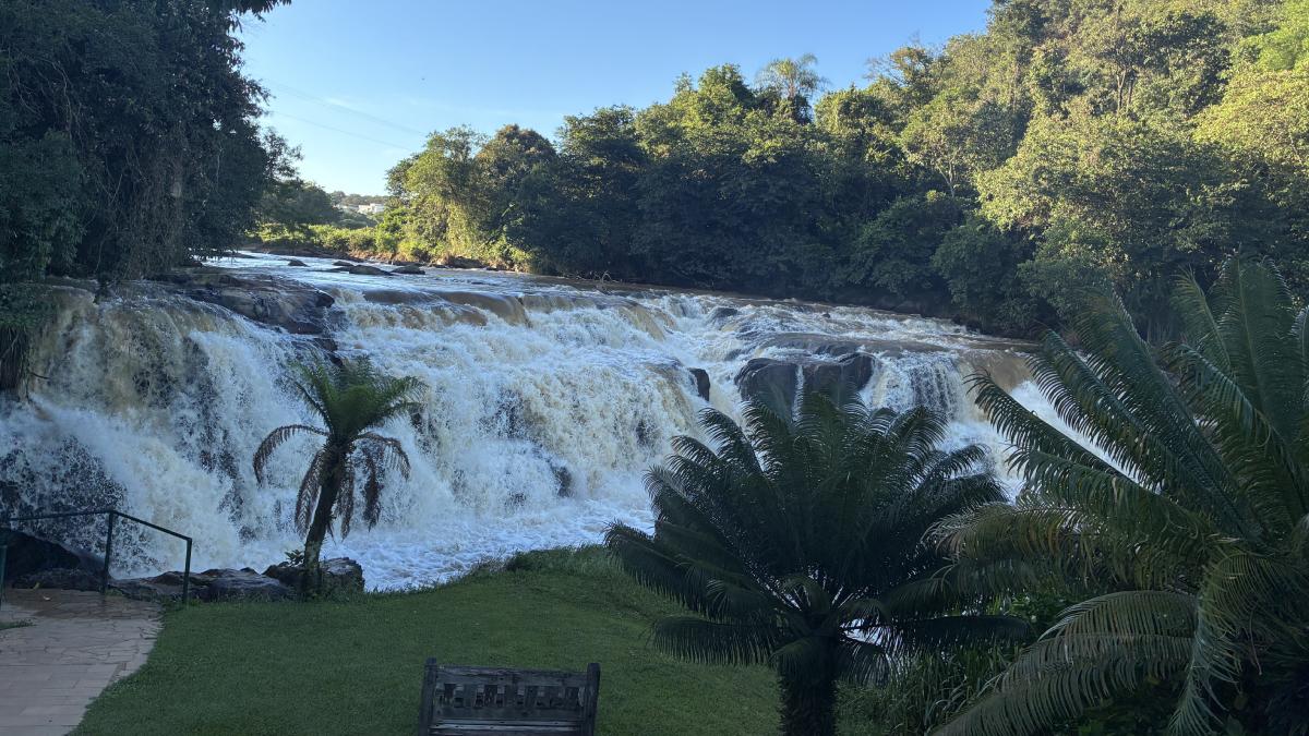 Cachoeira ao lado de restaurante no Hotel Recanto da Cachoeira
