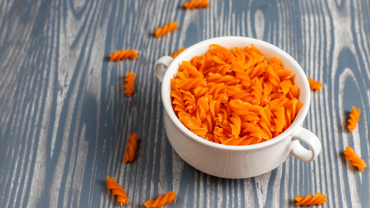 'Pasta chips' viralizou no TikTok e no Instagram após vídeos mostrando a transformação do macarrão cozido em um salgadinho crocante