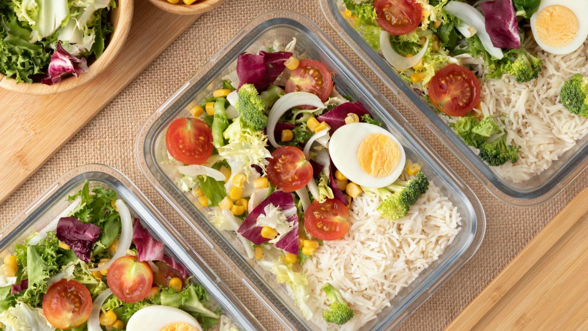 Batch cooking prepara base de alimentos que serão combinadas de maneiras diferentes ao longo da semana