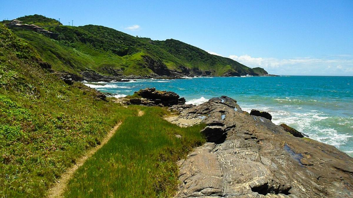 Quem chega a Armação dos Búzios encontra uma península cercada por praias claras e ruas movimentadas à noite (Foto: Diego Rego Monteiro/Wikimedia Commons)