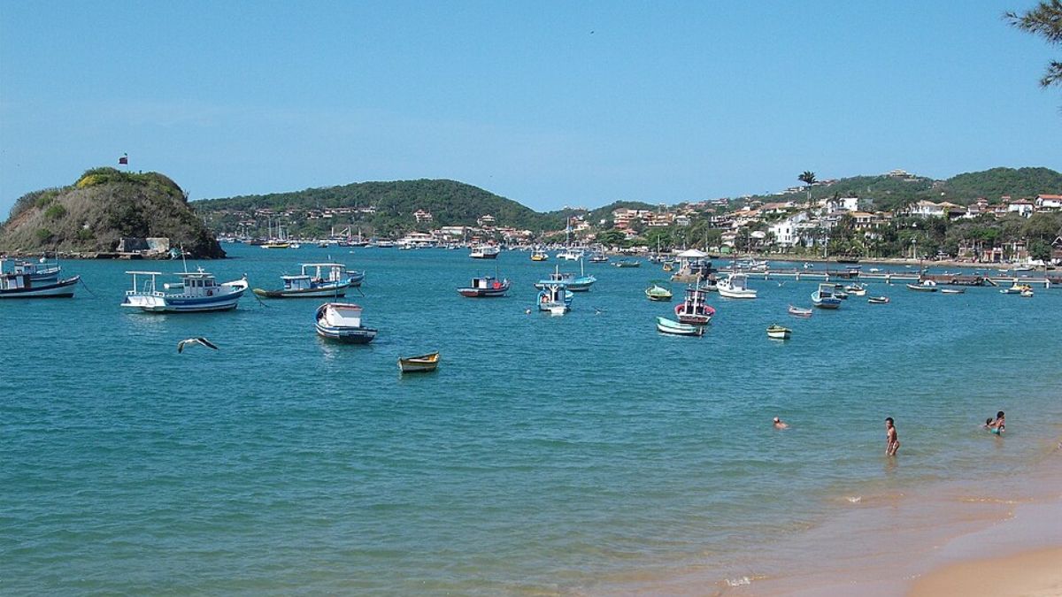 Hoje, o destino reúne visitantes do Brasil e do exterior atraídos pelo clima praiano e pela atmosfera cosmopolita no litoral fluminense (Foto: Cesar Cardoso/Wikimedia Commons)