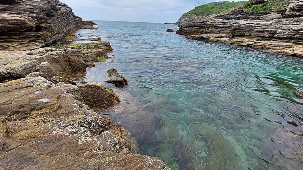 Faixa de areia na Praia da Foca é curta e em certos momentos praticamente desaparece quando a maré sobe