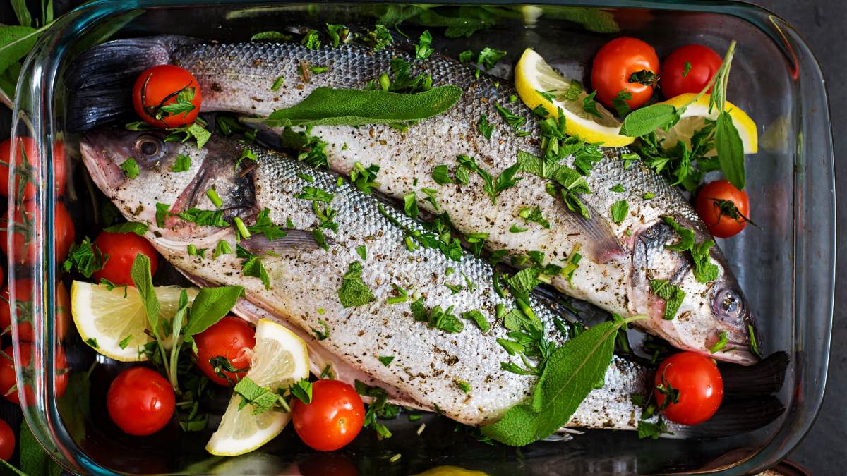 Felizmente, existem métodos usados por profissionais de cozinha que ajudam a evitar esse problema e permitem levar peixe na marmita sem medo (Fotos: Freepik)