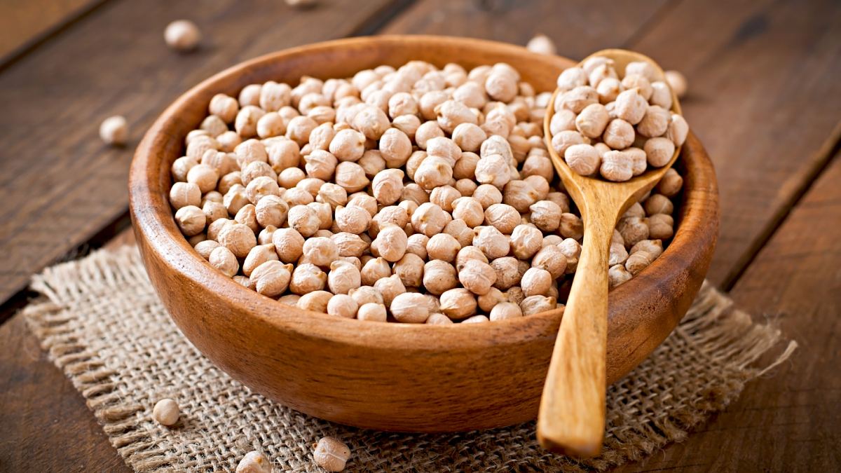 Um ingrediente bastante comum na cozinha brasileira aparece como aliado nesse processo: o grão-de-bico (Fotos: Freepik)