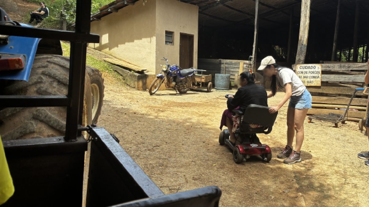 Pessoa com deficiência física circulando pelo Hotel Fazenda Campo dos Sonhos (Fotos: Vitoria Estrela/Gazeta de S. Paulo)