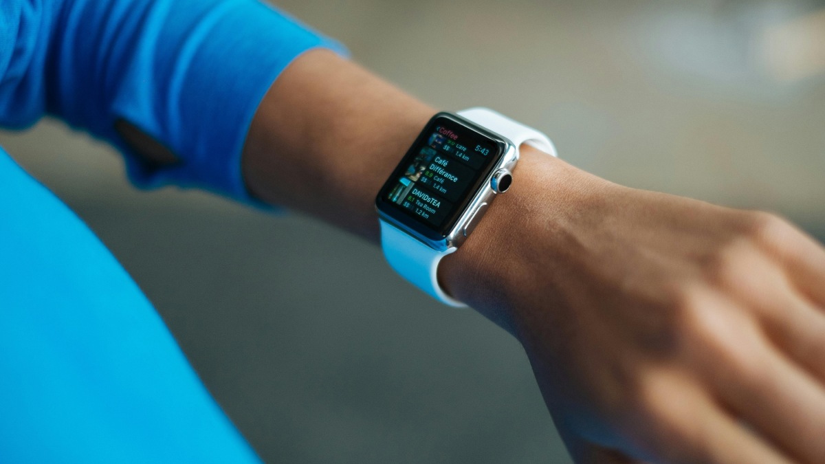 Smartwatches são relógios inteligentes capazes de monitorar dados de saúde em tempo real