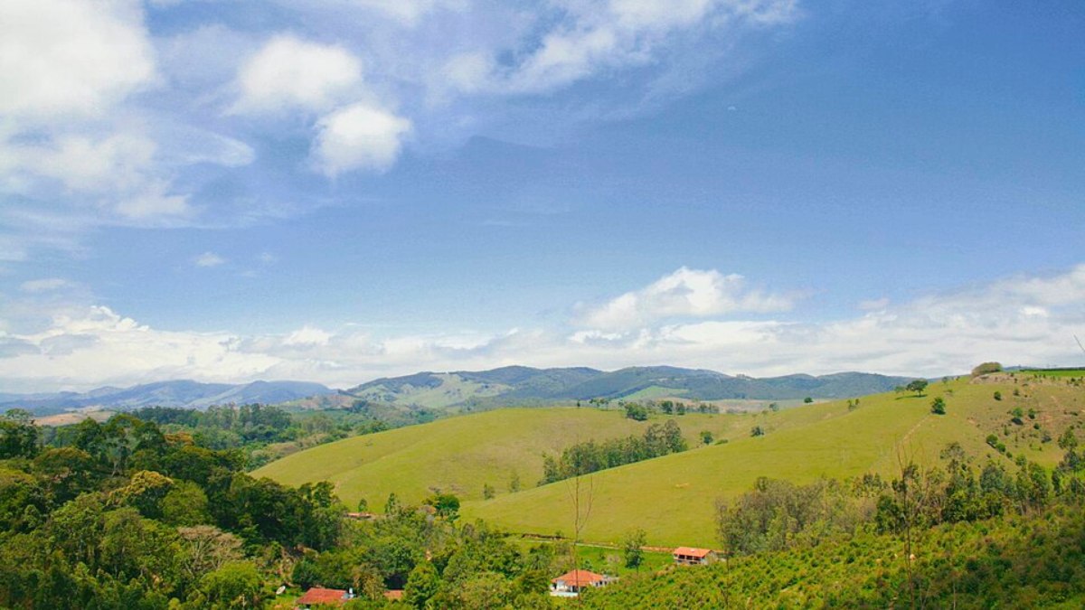 Cercada por montanhas e áreas verdes, a cidade oferece um cenário que muda ao longo do ano, com destaque para cachoeiras e paisagens rurais (Foto: Anderson Mancini/Wikimedia Commons)