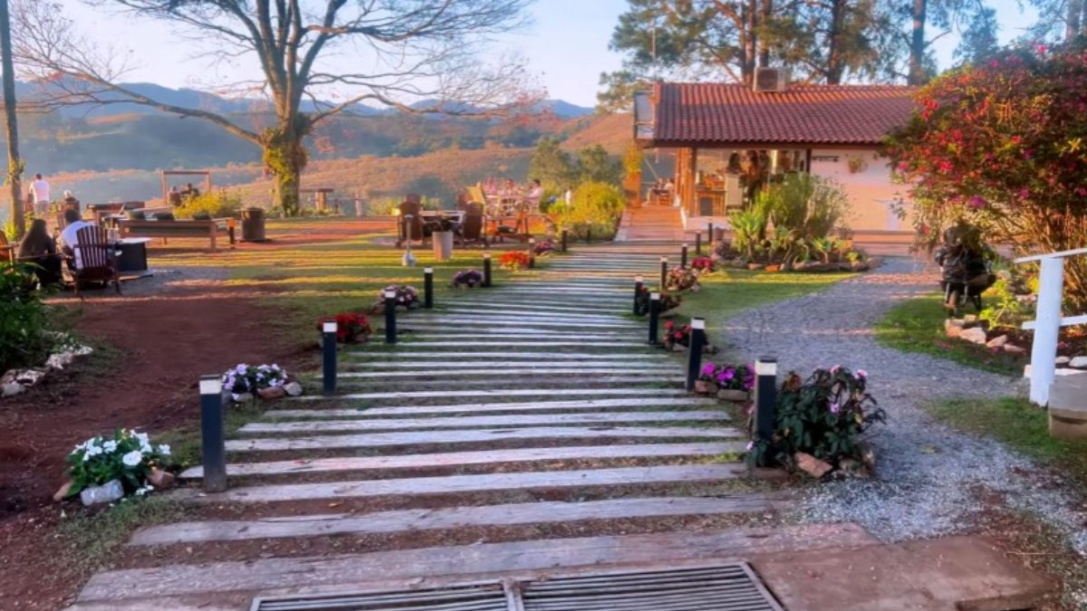 Quem chega encontra um ritmo mais calmo e uma recepção que ajuda a explicar por que o município ganhou projeção nacional nos últimos anos (Foto: Reprodução YouTube)