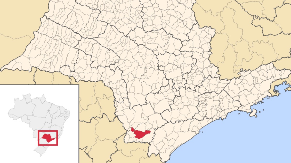 A cerca de 330 km da capital paulista, o destino recebe visitantes interessados em trilhas, cavernas e contato direto com a natureza (Foto: Raphael.lorenzeto/Wikimedia Commons)