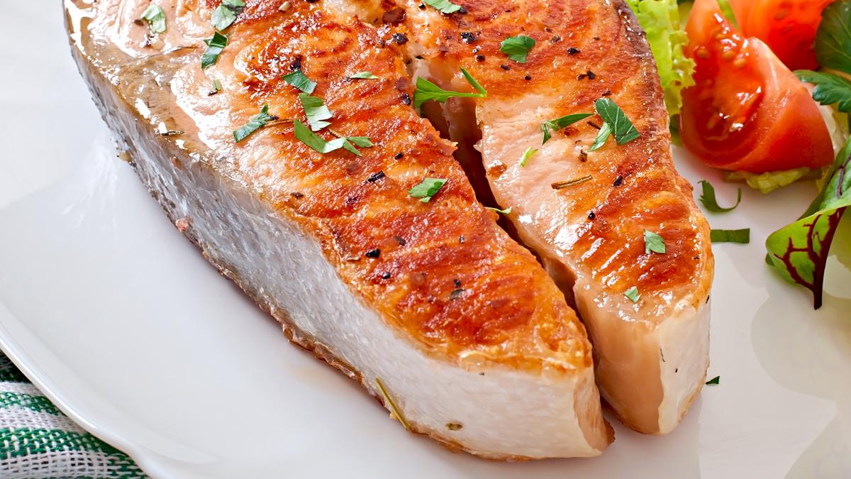 Entre os compostos que mais se destacam estão os ácidos graxos ômega-3 e antioxidantes como a astaxantina, presentes principalmente em espécies de carne rosada (Fotos: Freepik)