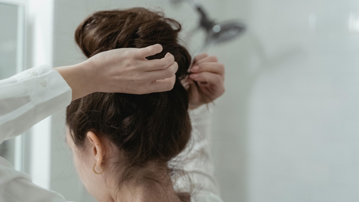 Por isso, muitas pessoas recorrem a produtos ou técnicas complexas, mas a L'Oréal Paris apresenta uma solução rápida e prática (Foto: Pexels)
