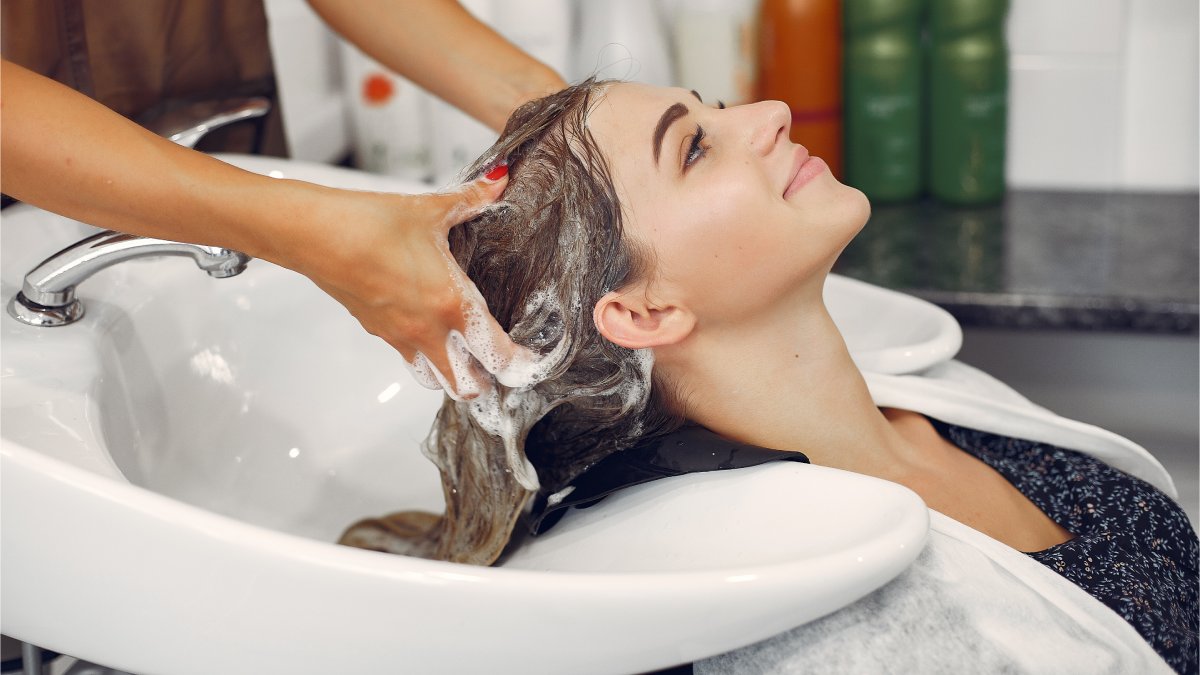 Além disso, a ação esfoliante do pó remove células mortas e resíduos acumulados (Fotos: Freepik)