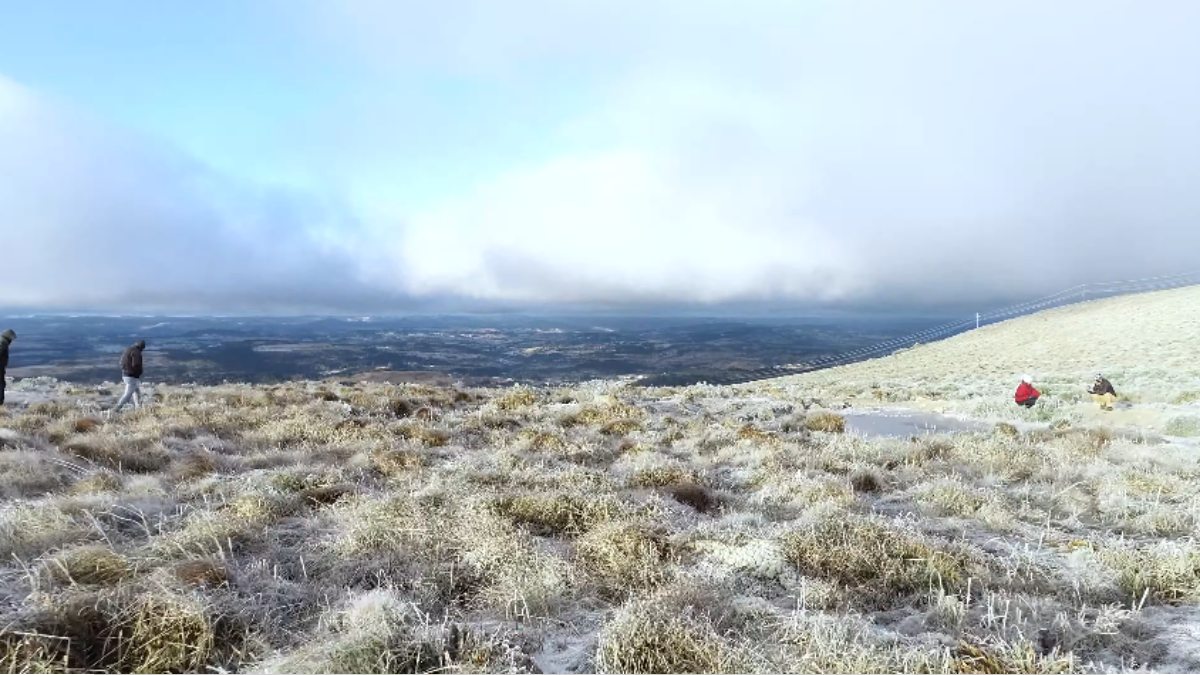 Durante o inverno, é comum ver paisagens completamente esbranquiçadas logo nas primeiras horas do dia (Foto: Reprodução YouTube)