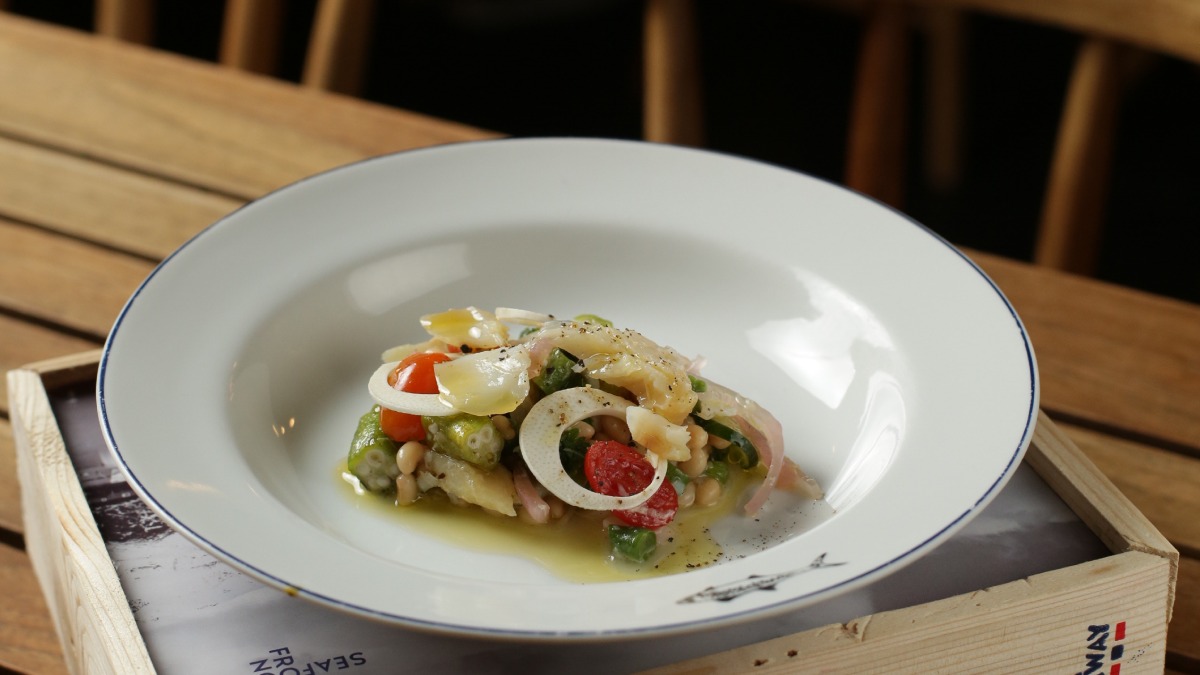 Salada de feijão manteiguinha com o autêntico Bacalhau da Noruega e vegetais brasileiros (Fotos: Adriano Valente/Divulgação)