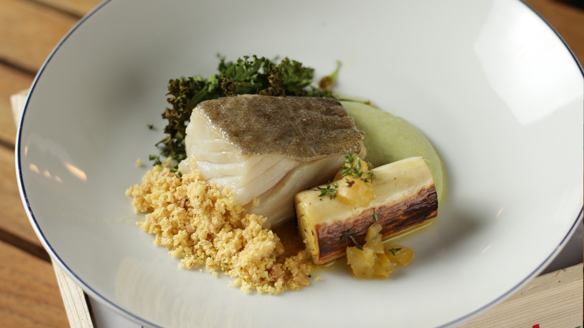 Bacalhau da Noruega assado com pilpil de jambu, palmito pupunha e farofa de castanha-do-pará