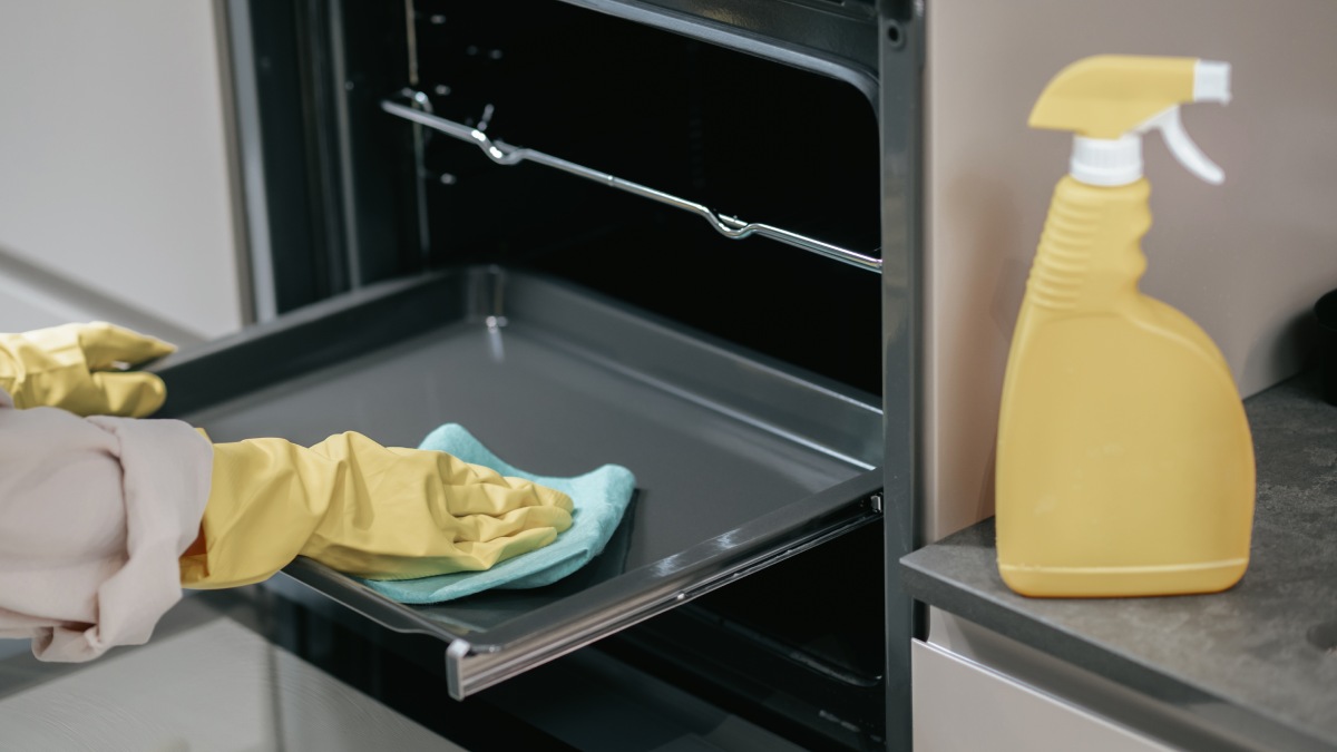 Mas uma alternativa simples utiliza apenas água e um ingrediente ácido, como limão ou vinagre