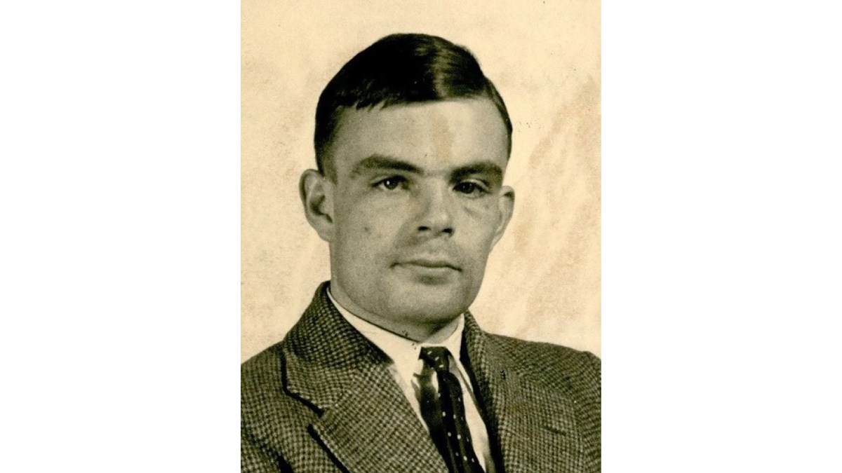 Alan Turing escreveu o artigo 