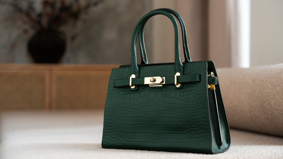 Bolsas de couro são peças clássicas que atravessam temporadas e continuam presentes nas vitrines