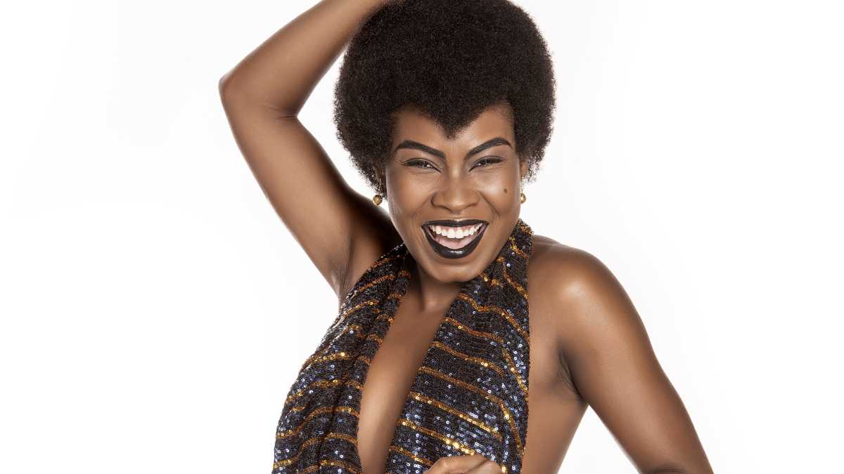 Montagem propõe mais do que uma homenagem: constrói um retrato crítico e multifacetado de uma das figuras mais emblemáticas da cultura brasileira.