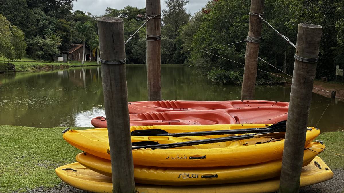 Botes usados para praticar rafting no Parque Aui Mauê