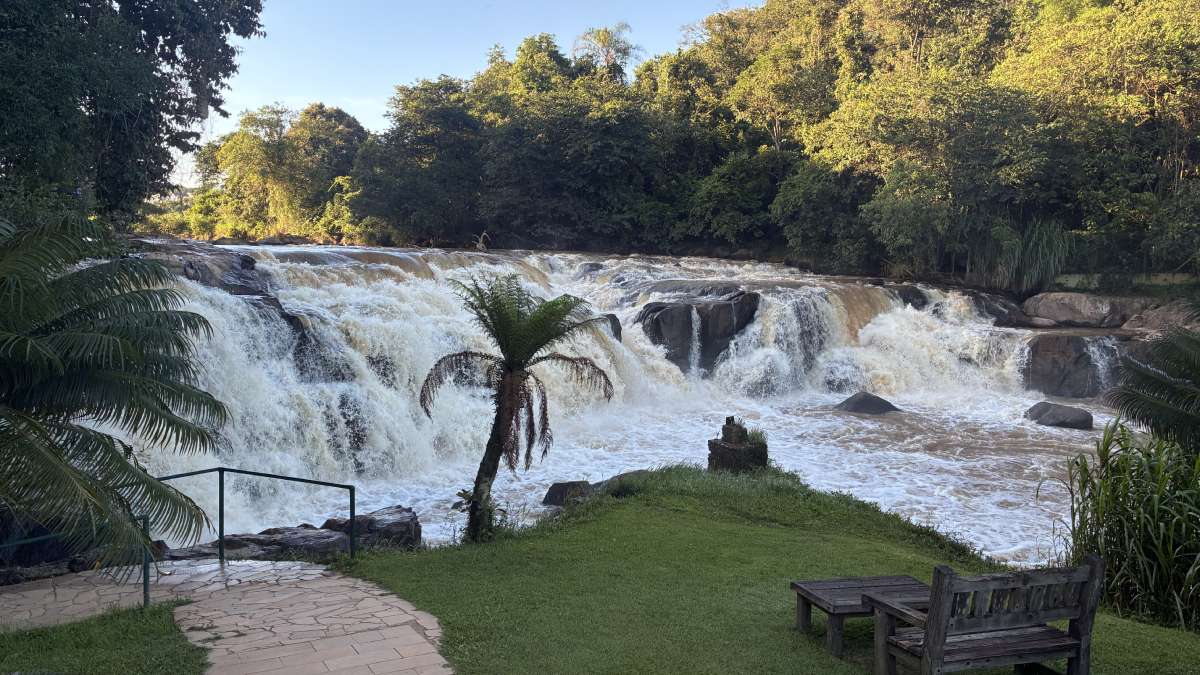 Cachoeira ao lado de restaurante no Hotel Recanto da Cachoeira