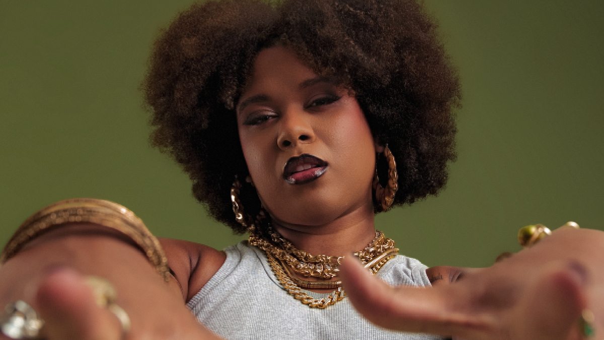 O projeto dialoga com referências clássicas do hip hop, trazendo uma mistura de peso, ritmo e atitude /Divulgação/ @feshoots