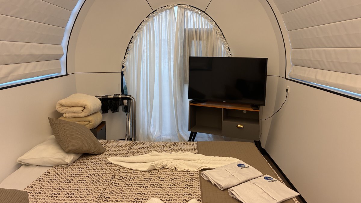 Visão interna da SkyCapsule instalada no Hotel Colina dos Sonhos
