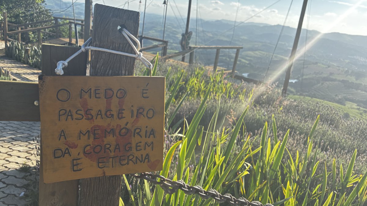 Placa ao lado do Swing Rock, o maior balanço da América do Sul, no Parque Pedra Bela Vista