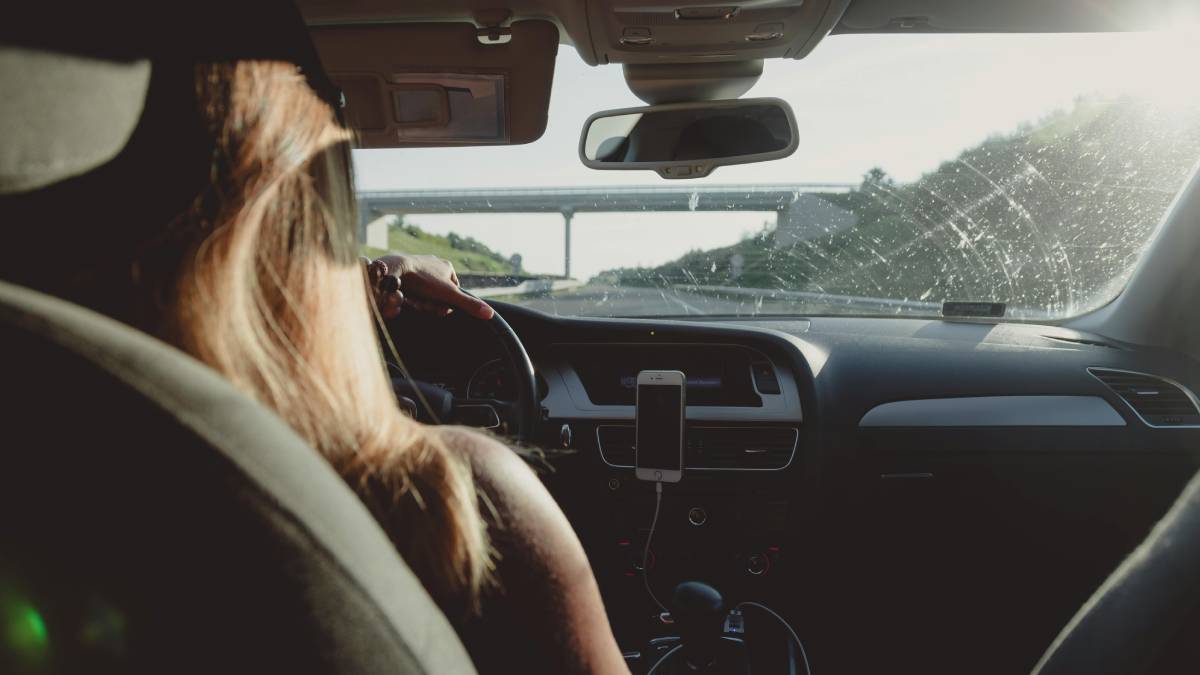 Quitar débitos do IPVA regulariza o veículo e evita penalidades no trânsito (Foto: Pexels)