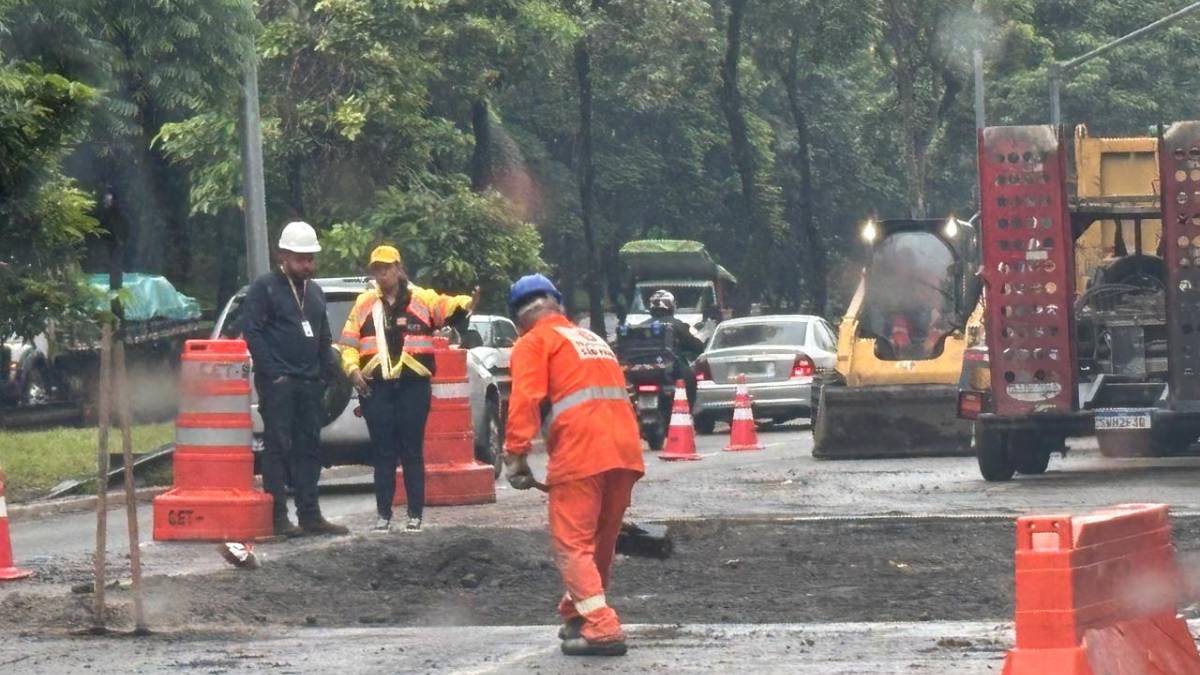 Trabalhos de recuperação de asfalto trancaram o trânsito na região. Foto:Daniel Villaça/Gazeta de S. Paulo
