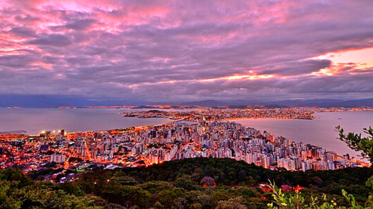 Programação de aniversário ocupa espaços públicos e atrai moradores e turistas ao longo de março (Foto: Oscar Fava/ Wikimedia Commons)