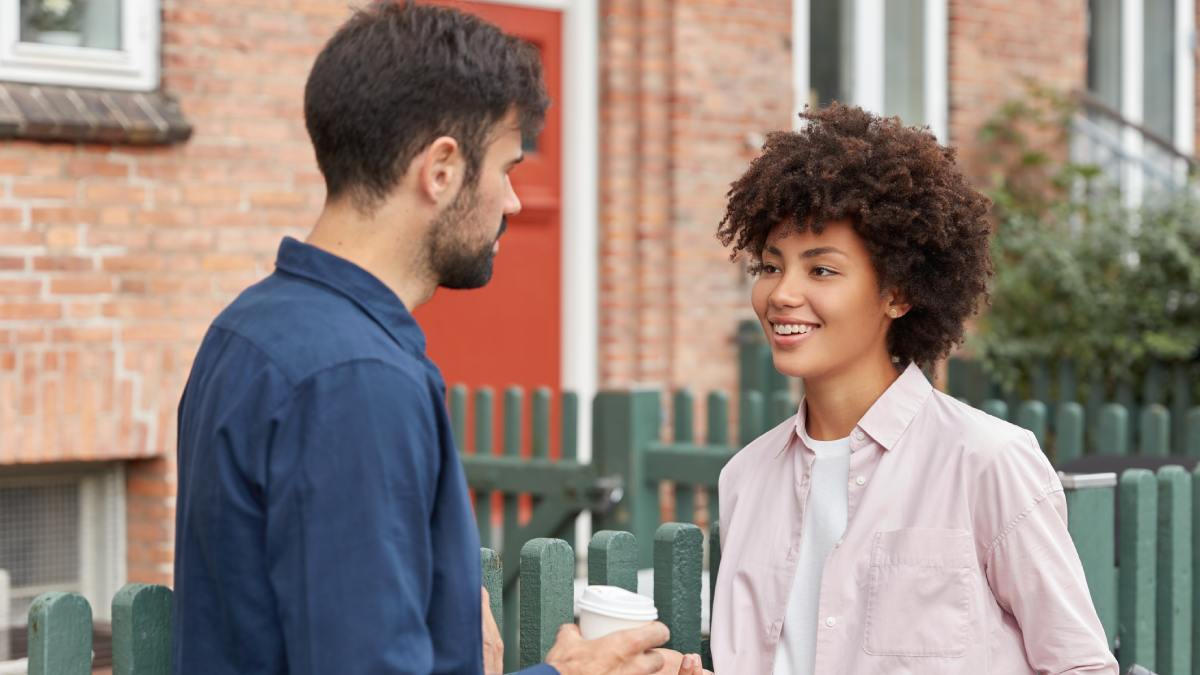 Perguntas simples podem transformar um primeiro encontro, criando conexão sem parecer um interrogatório. Foto: Freepik