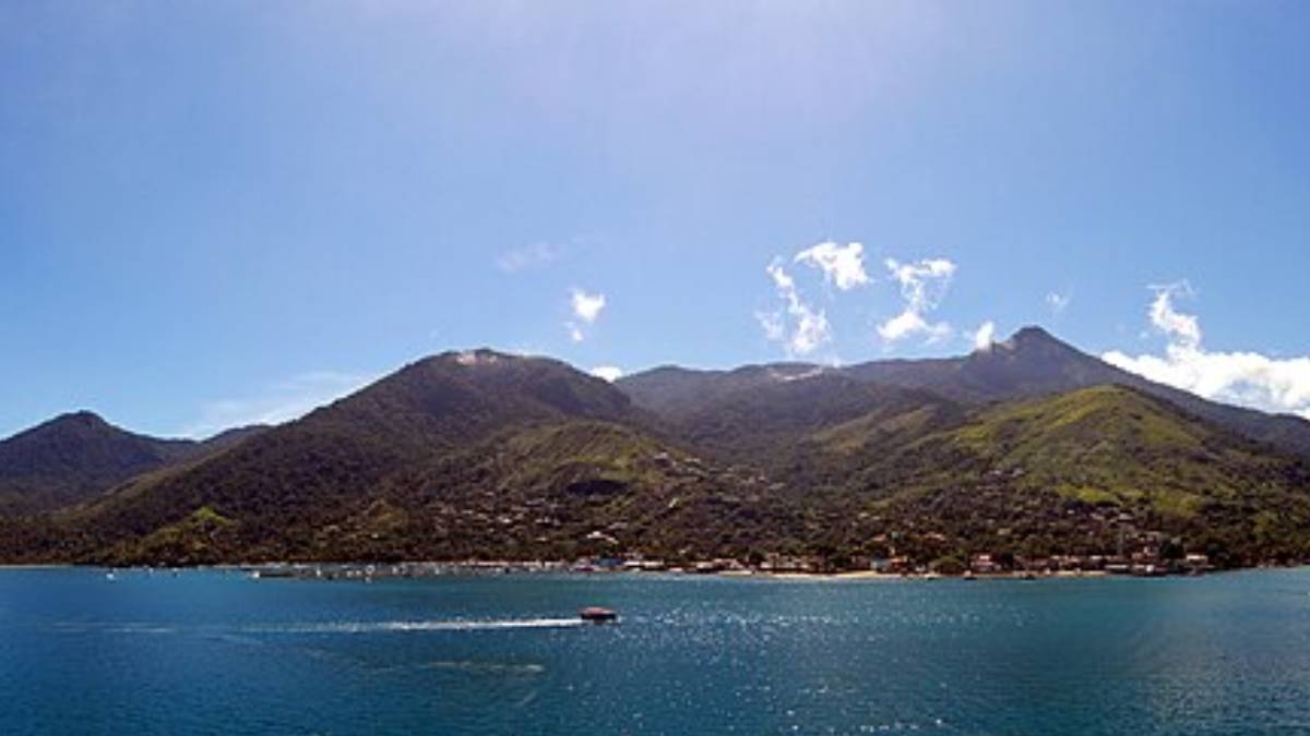 Cachoeiras cercadas por vegetação preservada fazem parte dos roteiros de trilha em Ilhabela, no litoral norte de São Paulo. Wikimedia Commons