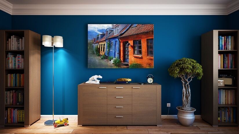 O uso de um novo papel de parede ou uma estampa diferente pode renovar o fôlego de qualquer cômodo. Uma dica é aplicar o material no fundo de prateleiras ou estantes - (keresi72/Pexels)