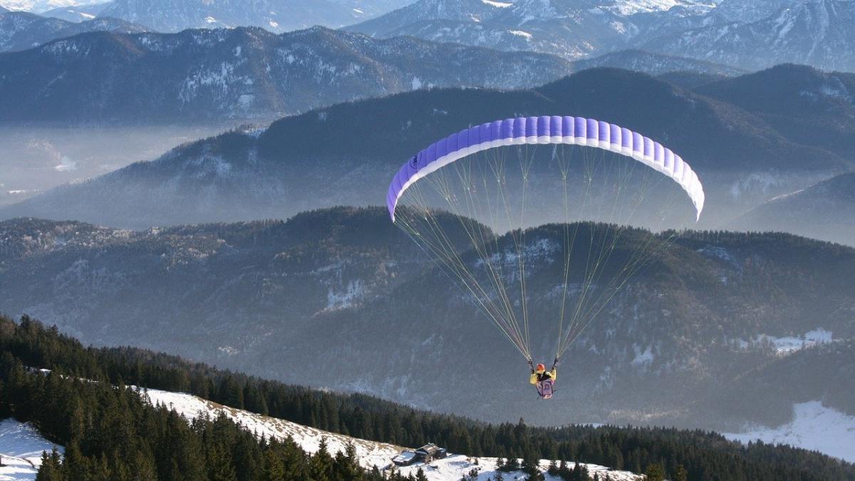 Parapente: se a ideia é voar de forma mais contemplativa, o parapente é a escolha ideal. O Rio de Janeiro/RJ oferece um dos saltos duplos mais famosos do mundo, onde você plana sobre a cidade e pousa suavemente na areia da praia. Foto: Dirkek/Pixabay