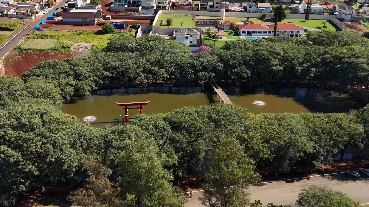 A cidade também abriga o Parque Ikeda, um dos principais espaços de lazer da cidade, combinando infraestrutura para atividades físicas com elementos da cultura japonesa.